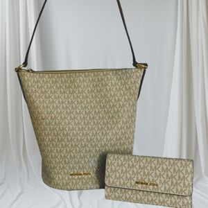 Michael Kors Beige Monogram Shoulder Bag
And matching wallett
